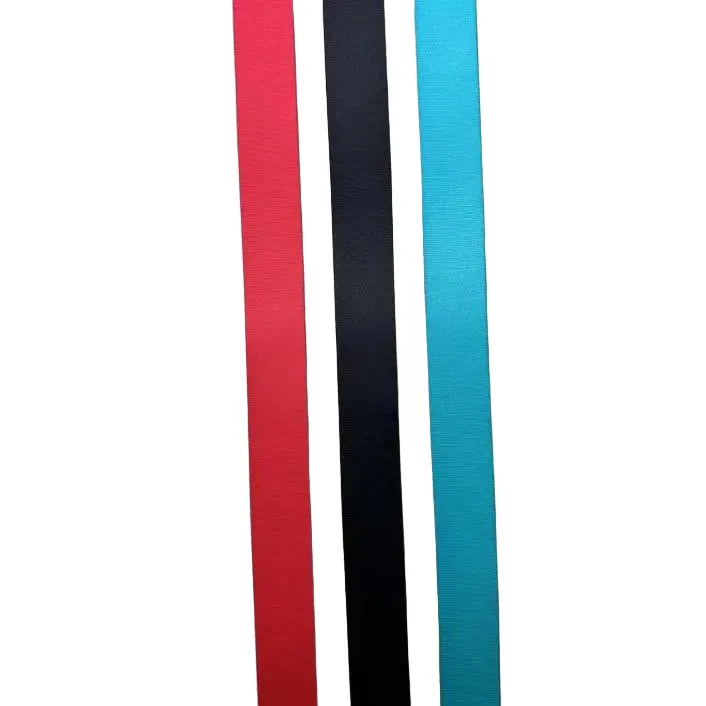 Pásek s jemnou texturou z imitace nylonu